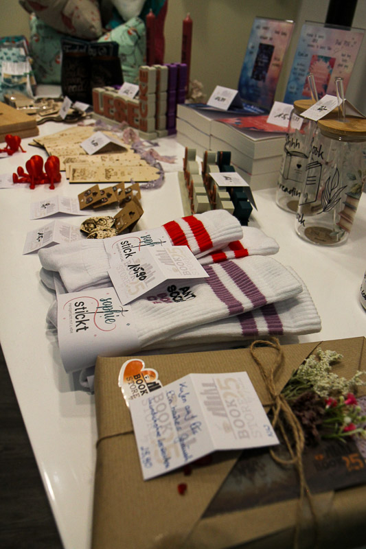 Non-Book-Artikel, Socken, Lesezeichen, Leseknochen, Kerzen, Tassen © BookStore25 by Nadine