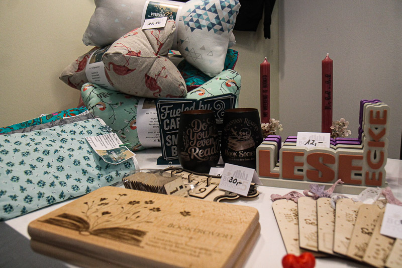 Non-Book-Artikel, Socken, Lesezeichen, Leseknochen, Kerzen, Tassen © BookStore25 by Nadine