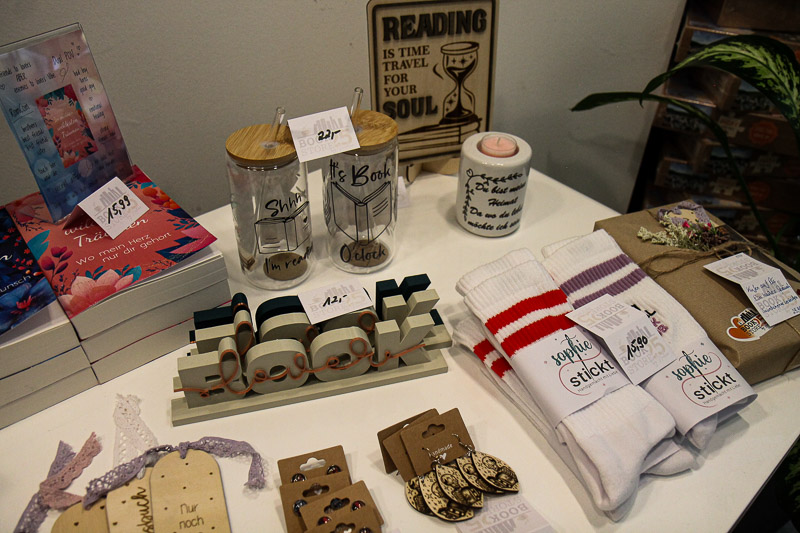 Non-Book-Artikel, Socken, Lesezeichen, Leseknochen, Kerzen, Tassen © BookStore25 by Nadine